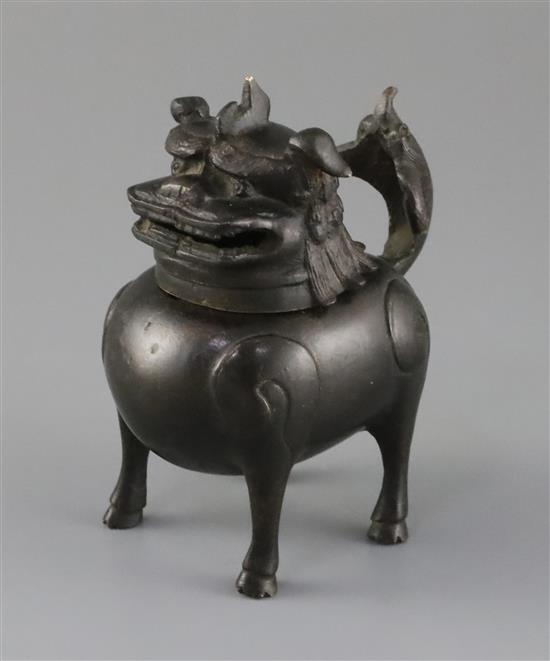 A Chinese bronze mythical beast censer and cover (Luduan), 17th century, H.11.5cm